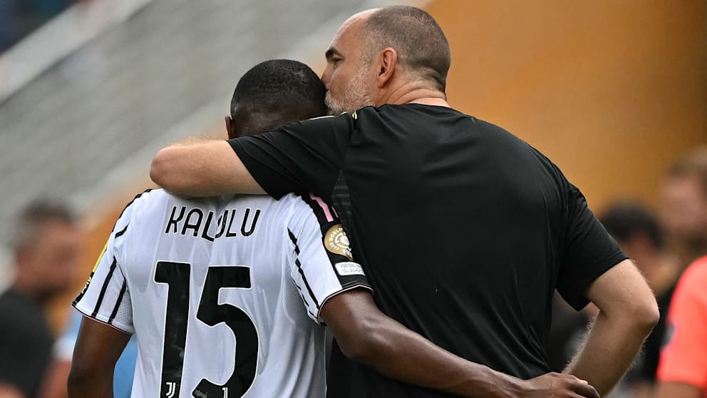 Trainer Igor Tudor (47) muss seinen Verteidiger nach dem bitteren Klops trösten, gibt Pierre Kalulu (25/l.) ein Küsschen