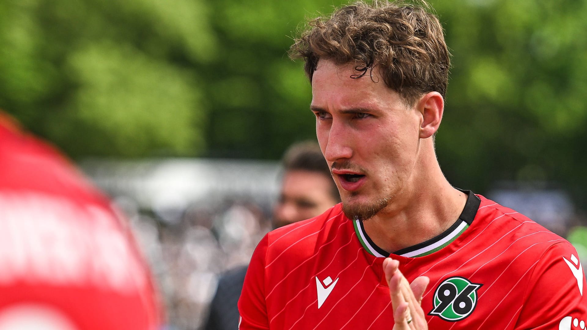 Phil Neumann: The defender switches to Birmingahm City, the club rose from the third English league.