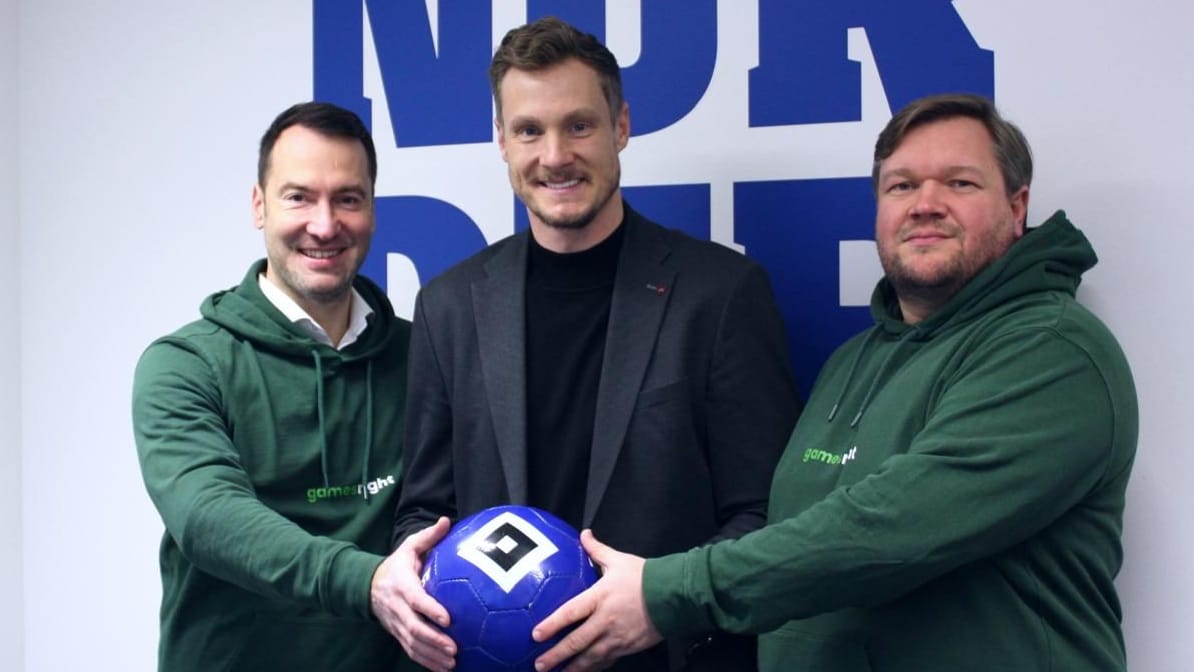 Gamesright co-founder Christoph Gerstner (right) and Hannes Beuck (left) together with the brand ambassador Marcell Jansen.