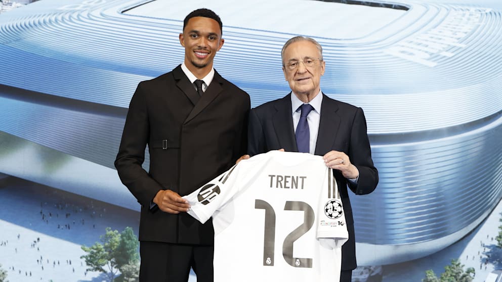 Trent Alexander-Arnold (26/l.) und Klubpräsident Florentino Pérez (78/r.) präsentieren das neue Trikot des Neuzugangs