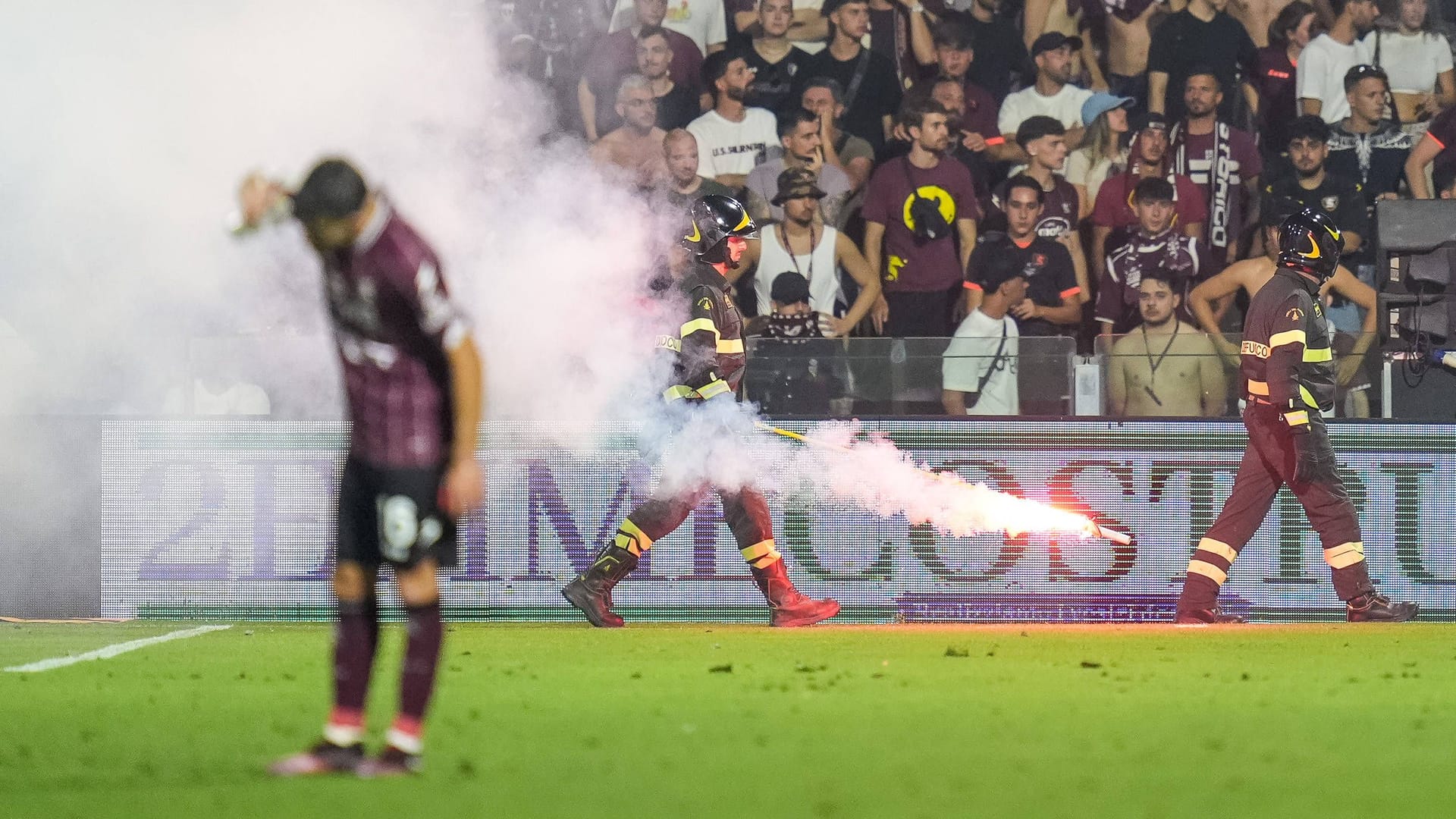 Security forces transport pyrotechnics away: the frustration with Salernitana's fans was great.