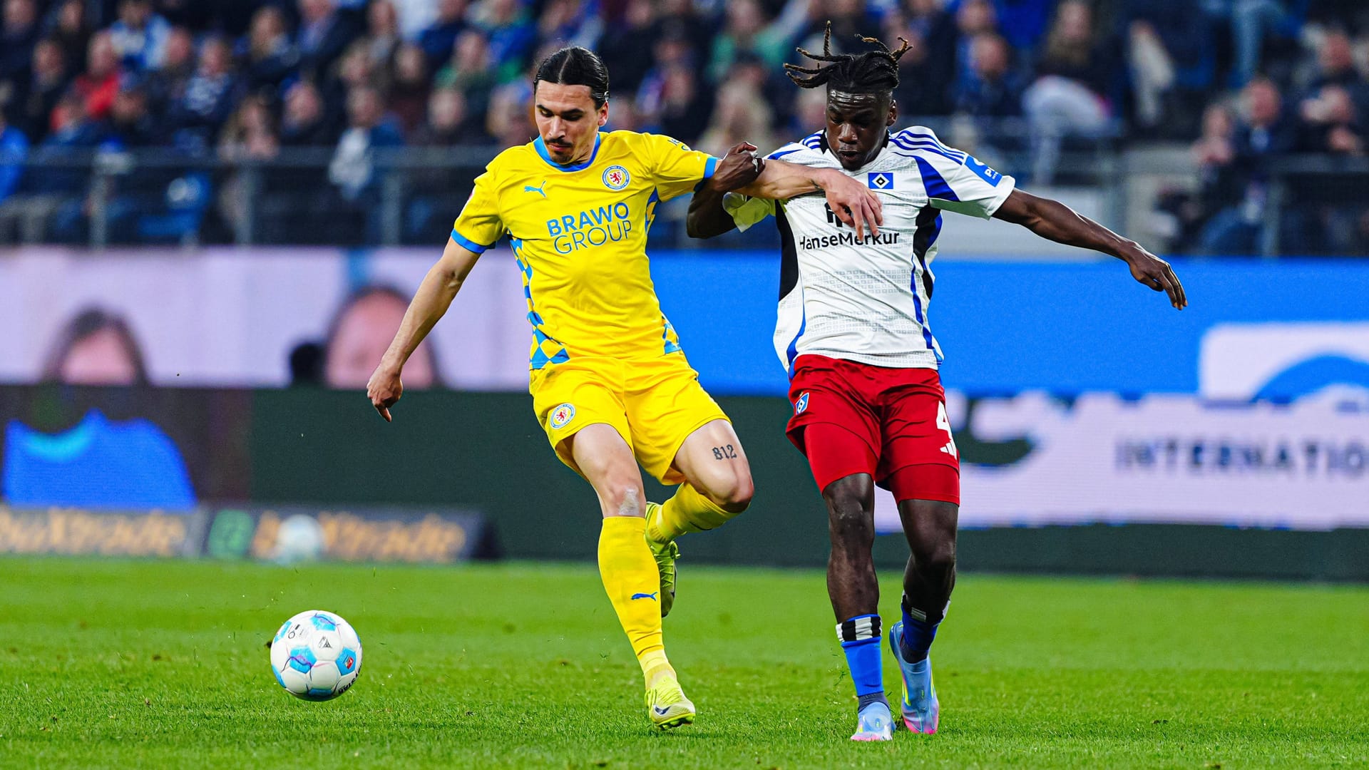 Braunschweig Rayan Philippe (left) in the duel with Fabio Baldé (archive picture): According to a media report, HSV is said to be interested in a transfer of the striker.