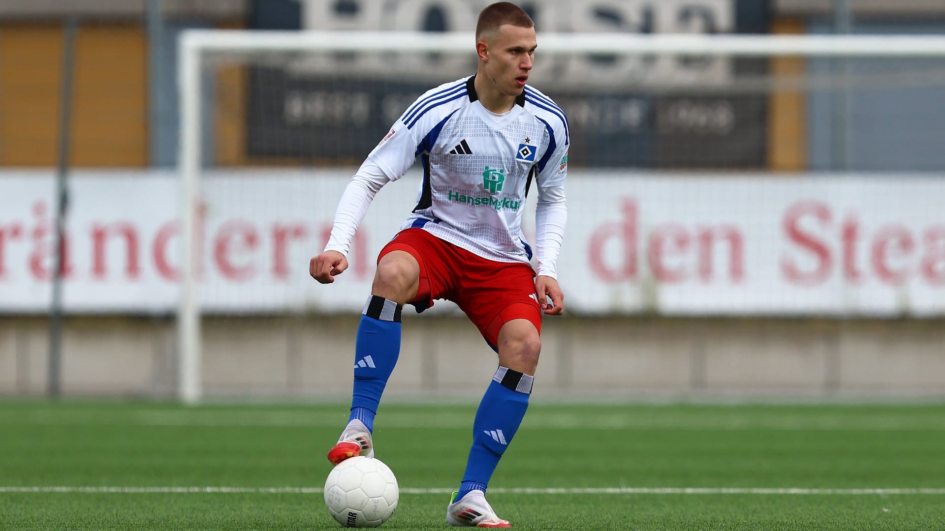 Luis Seifert on the ball (archive picture): The central defender leaves the HSV and will play for SV Elversberg in the future.