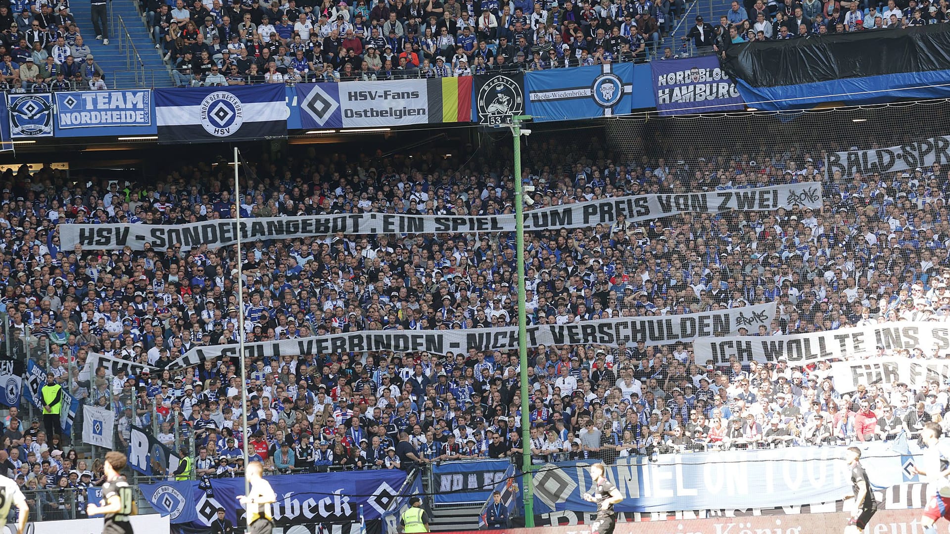 "A game for the price of two" (Archive image): HSV fans regularly protest against excessive ticket prices in the Volksparkstadion.