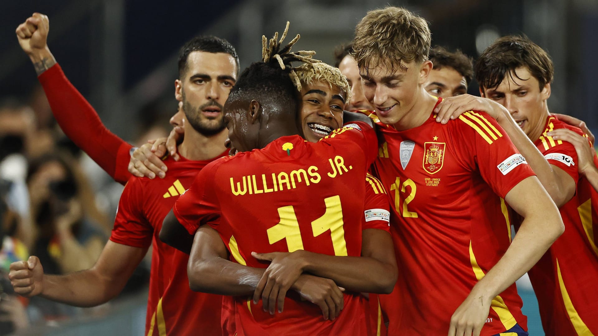 In an outstanding form: Lamine Yamal (M.) is celebrated by his teammates.