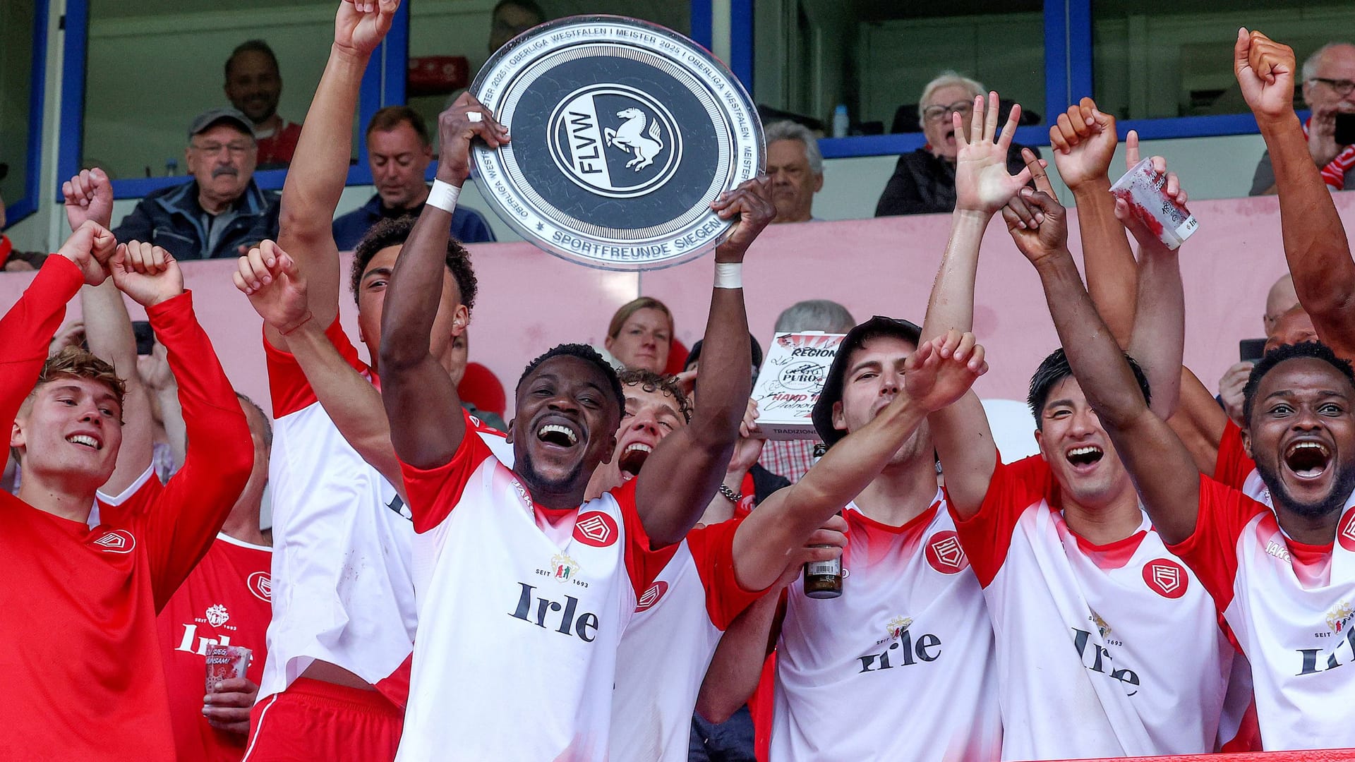 Siegen's players celebrate with the championship shell: Sportfreunde had seven points ahead of the second -scale Bochum II.