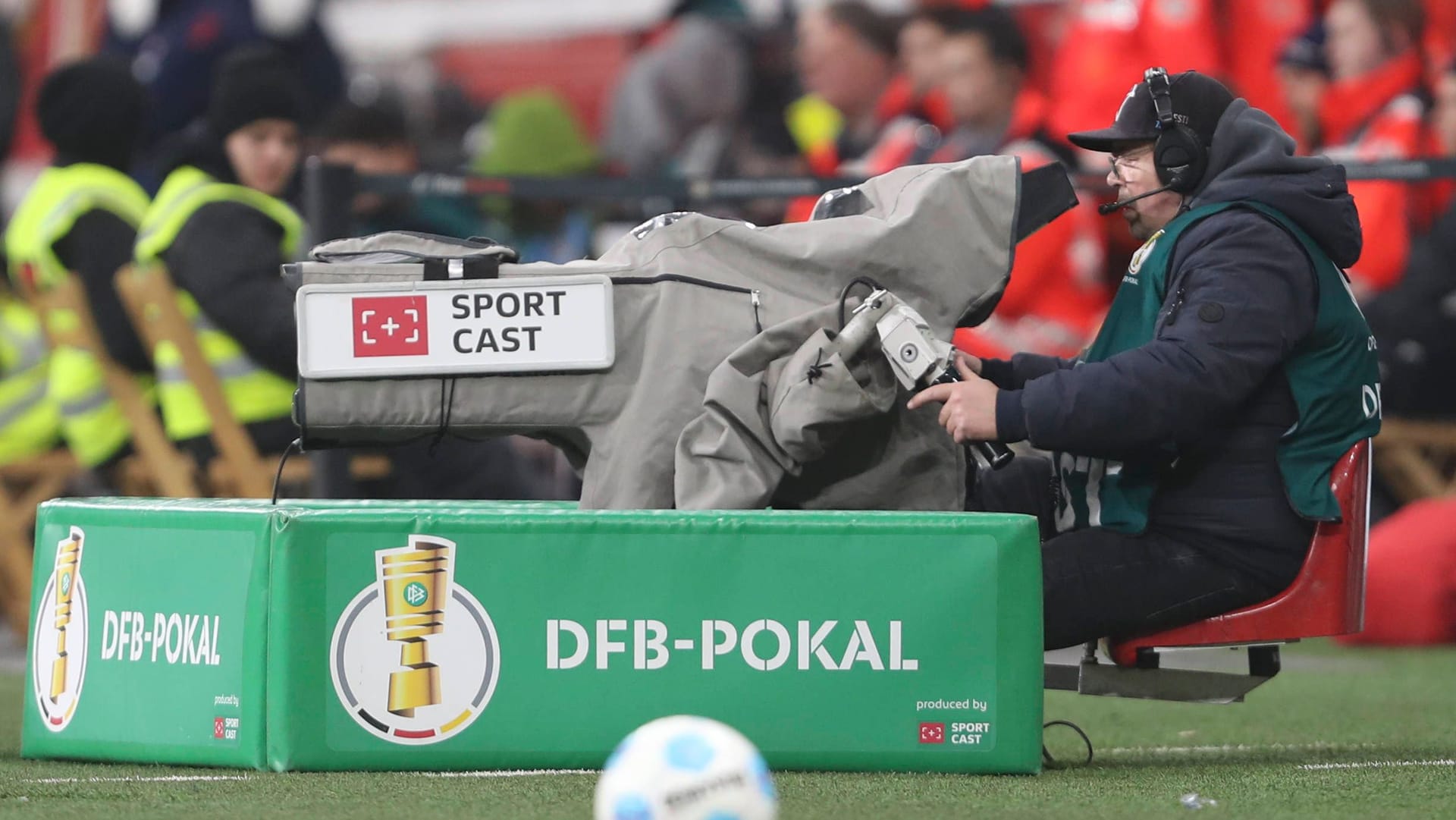 A cameraman in the DFB Cup in use: a rectangular package remained surprisingly without a buyer.