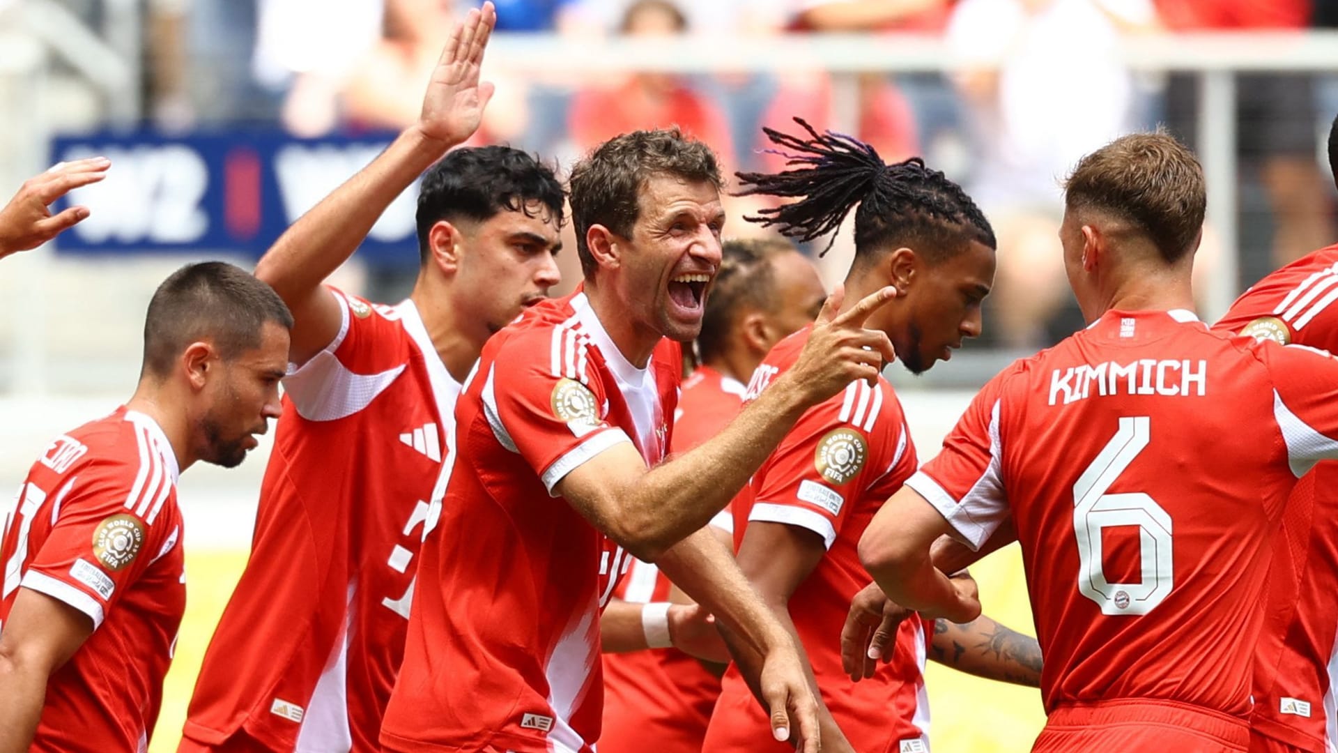 In a good mood: Thomas Müller (M.) and the Bayern stars in the game against Auckland.