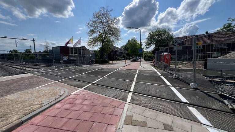 Feelable guidelines for blind at the railway crossing on the Esscheweg in Vught (photo: Megan Hanegraaf).