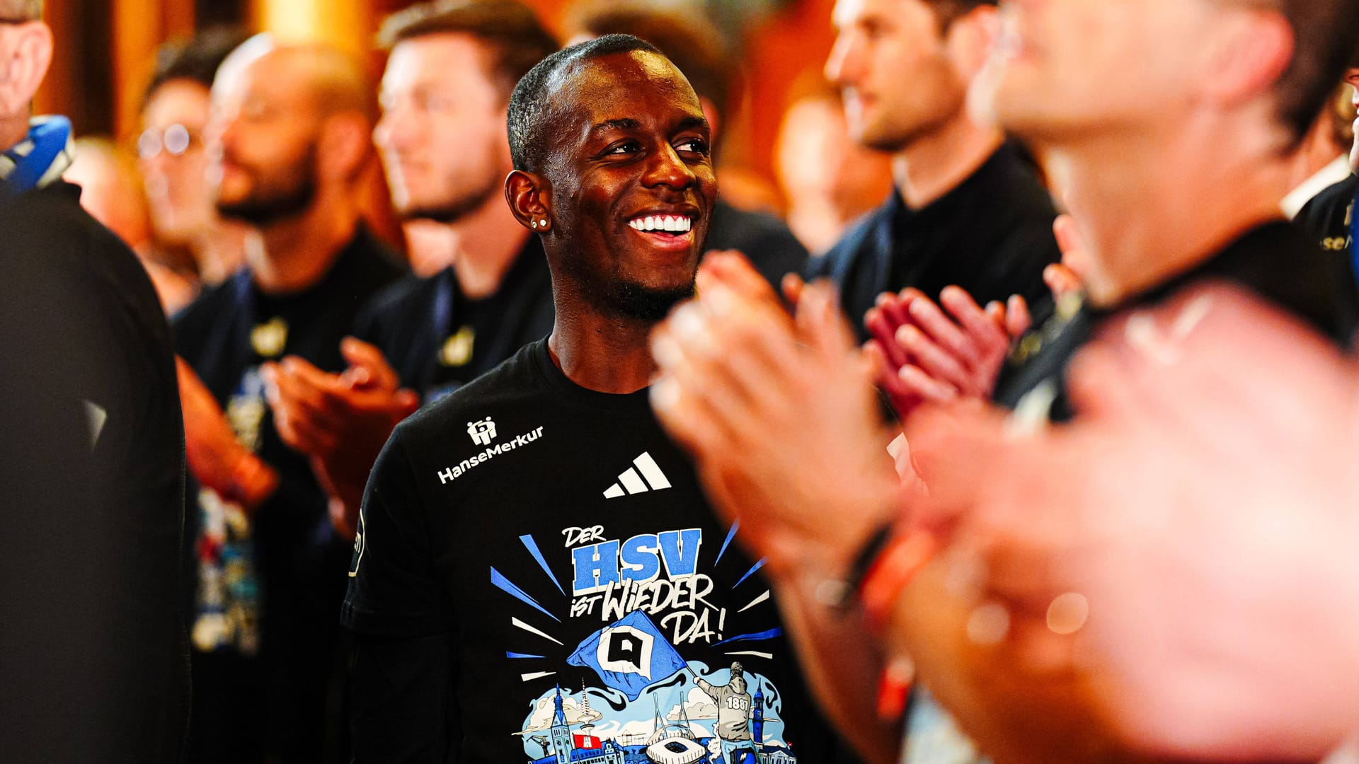 Jean-Luc Dompé wears the promotion shirt in the town hall (archive picture): At the beginning of July, the Frenchman starts preparing for the new season with HSV.