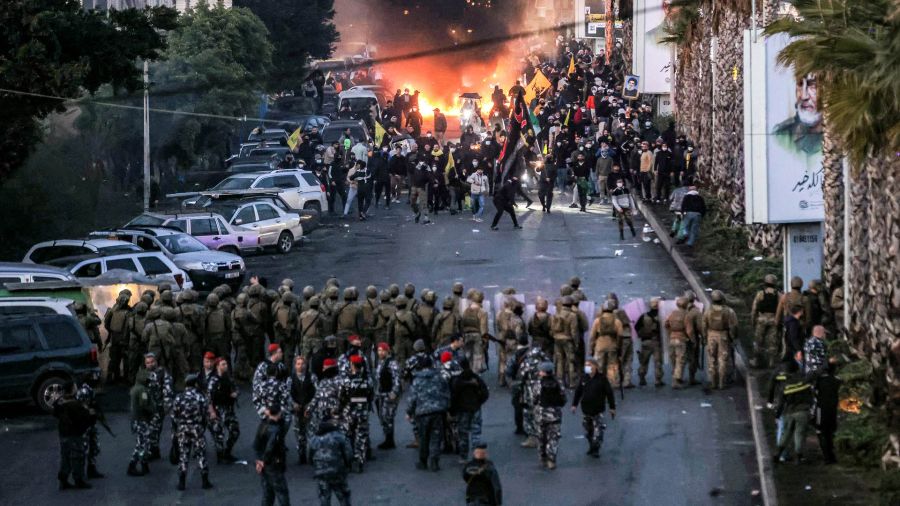 PhotoGalleria El Fuego de tires burned burns while supporters of the Chiita Lebanese Islamist Movement Hezbollah are presented before Labanese Army soldiers during a demonstration