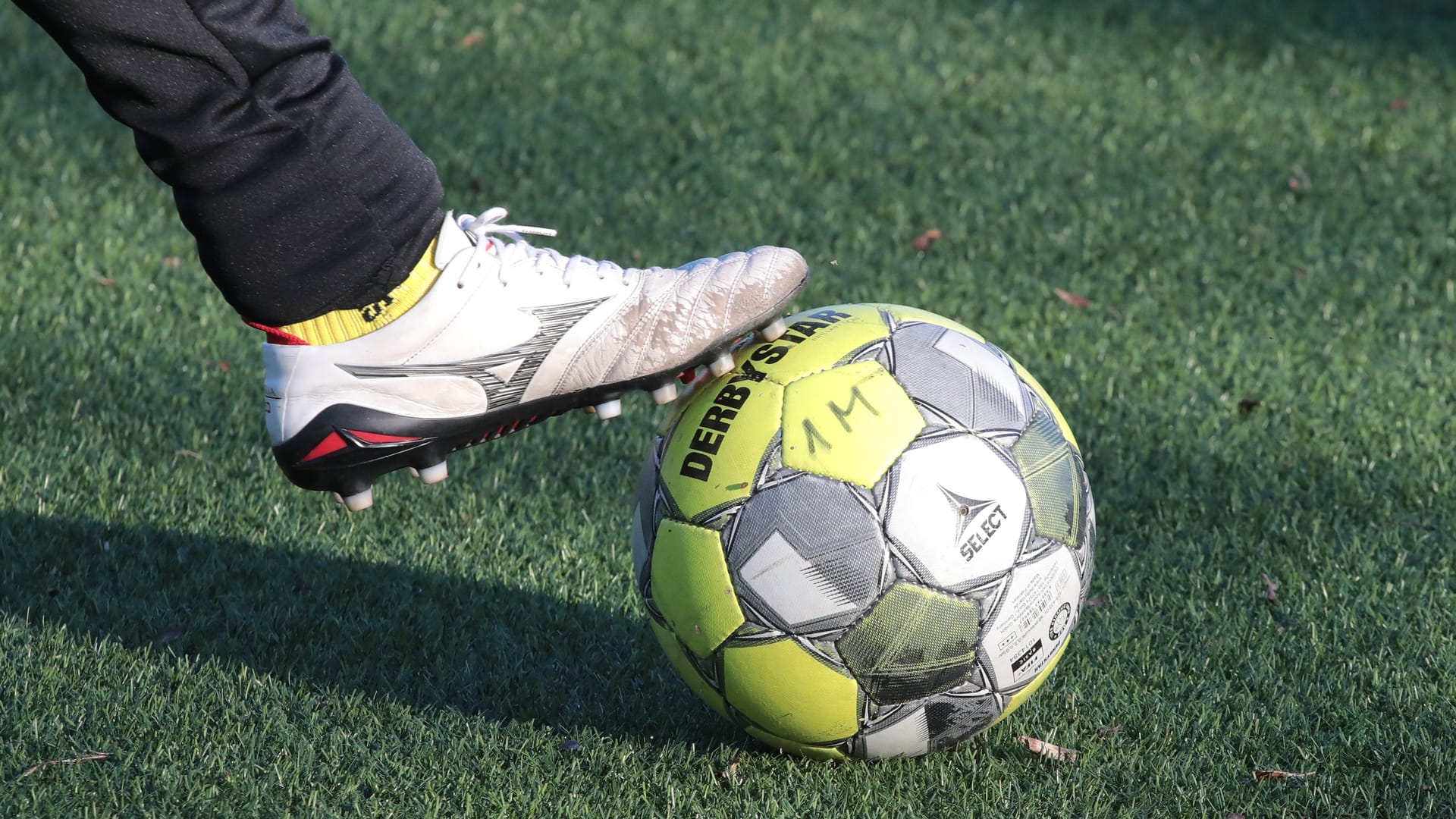 A player in action (symbol image): In Austria, the police took a footballer out of the game.