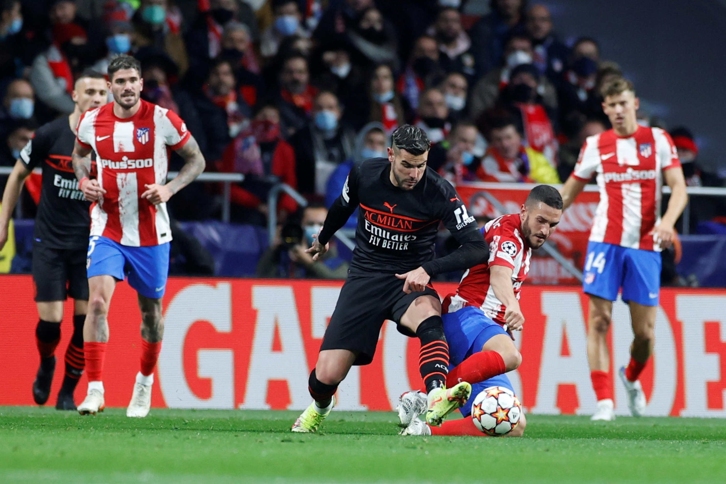 EPA09601462 Atletico Madrid's Midfielder KOKE RESURACCION (CR) in AGATION AGAINST AC Milan's Defender Theo Hernandez (C) During the UEFA Champions League Group B Soccer Match Bethaeen Atletico Madrid and AC Milan Held at Wanda Metropolitano Stadium, in Madrid, Spain, 24 November. 2021. Epa/Javier Lizon