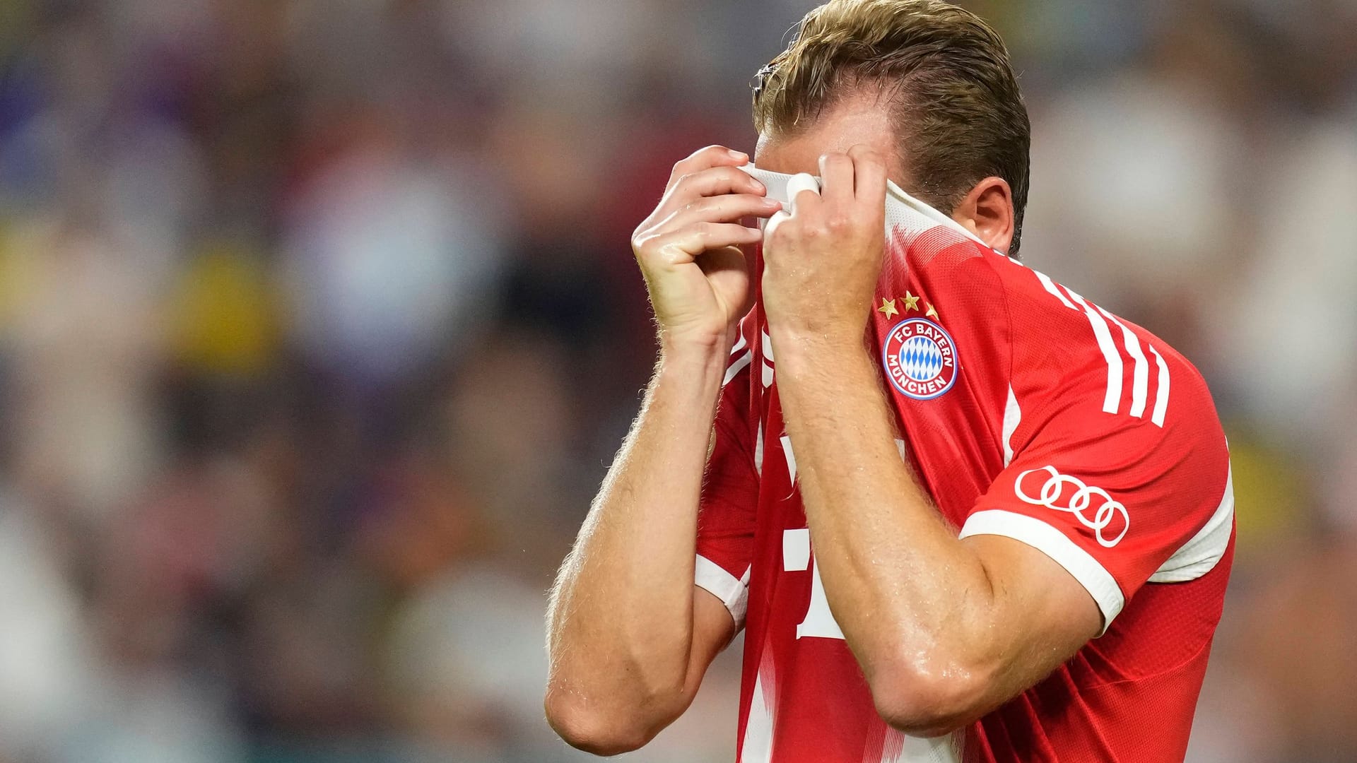 Harry Kane: The striker first followed the group finals against Benfica from the bank.