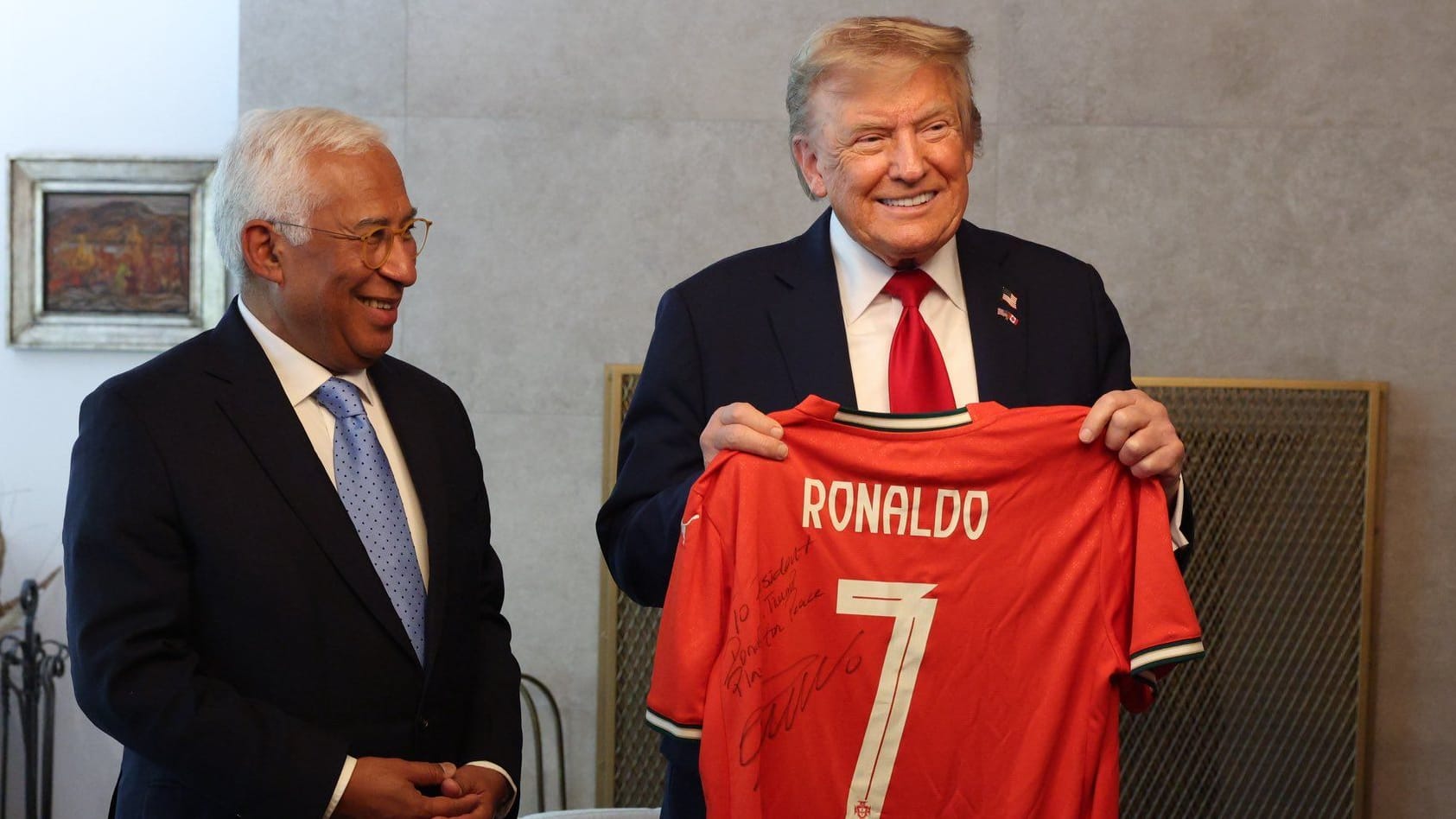 Donald Trump (right) holds a signed jersey by Cristiano Ronaldo in his hands. Next to him is the Portuguese EU Council President António Costa.