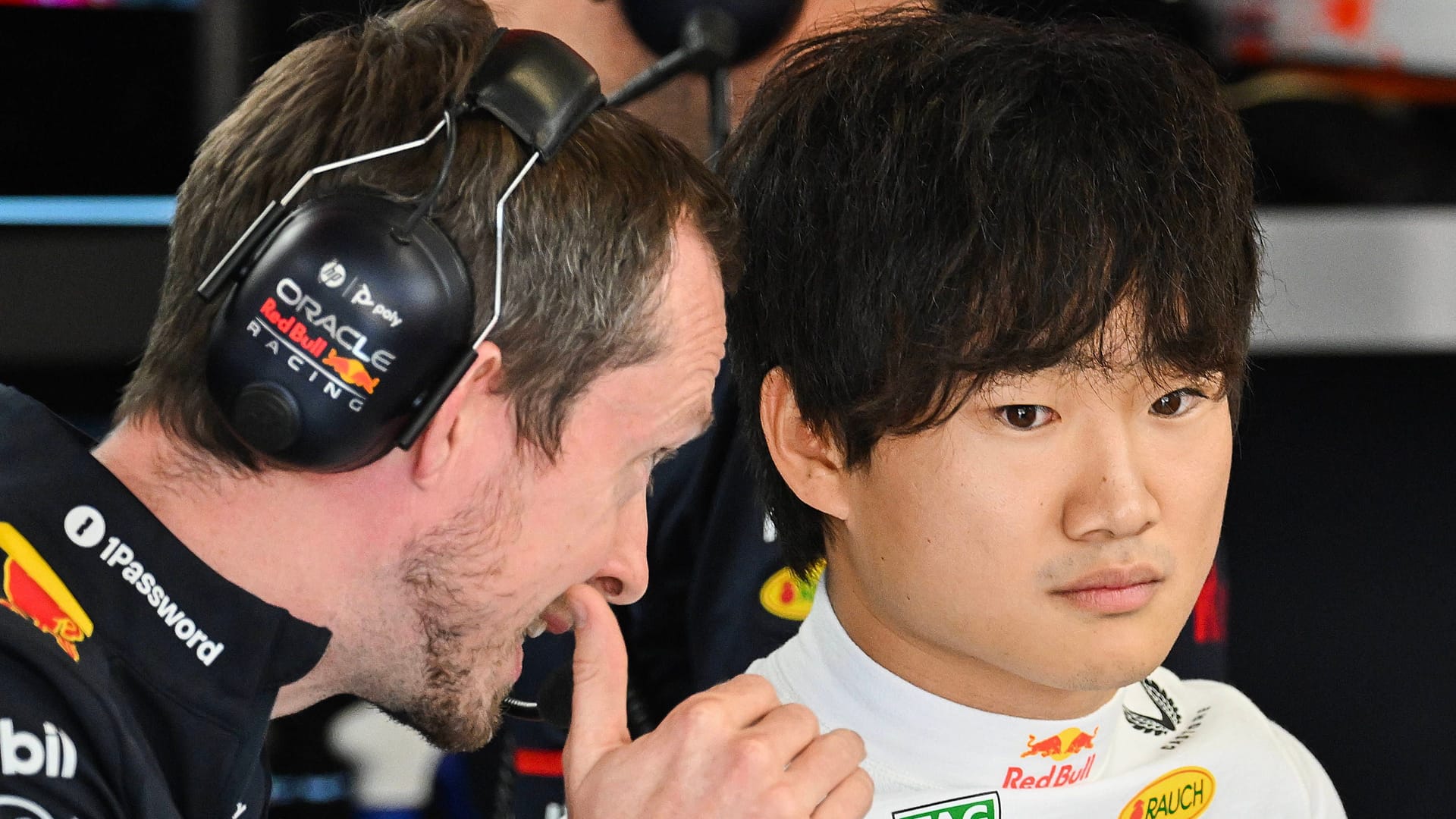 Yuki Tsunoda (right) in the Red Bull Box: Since the transport to the cockpit alongside world champion Max Verstappen, the Japanese has rarely been able to convince.