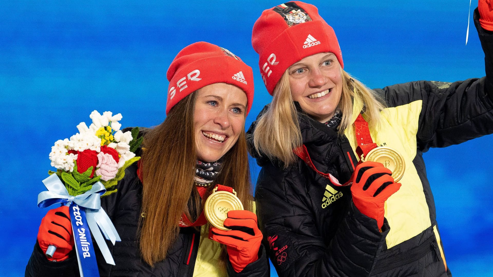 Victoria Carl (right) after her Olympic victory alongside Katharina Hennig: The German cross -country skier is investigated.