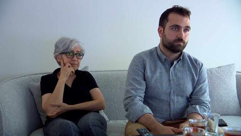 Mani and his mother look at all the images from Iran (image: Omroep Brabant).