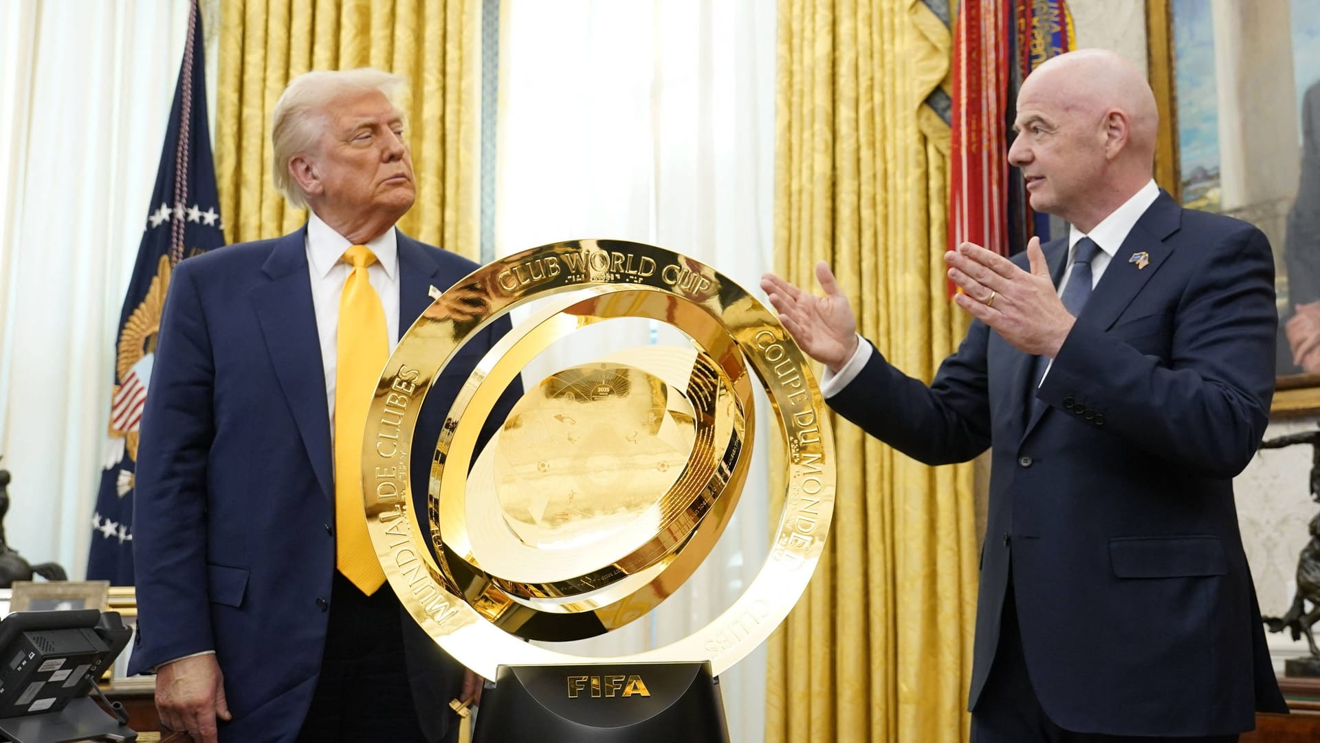 Donald Trump (left) and Gianni Infantino with the cup of the club World Cup.