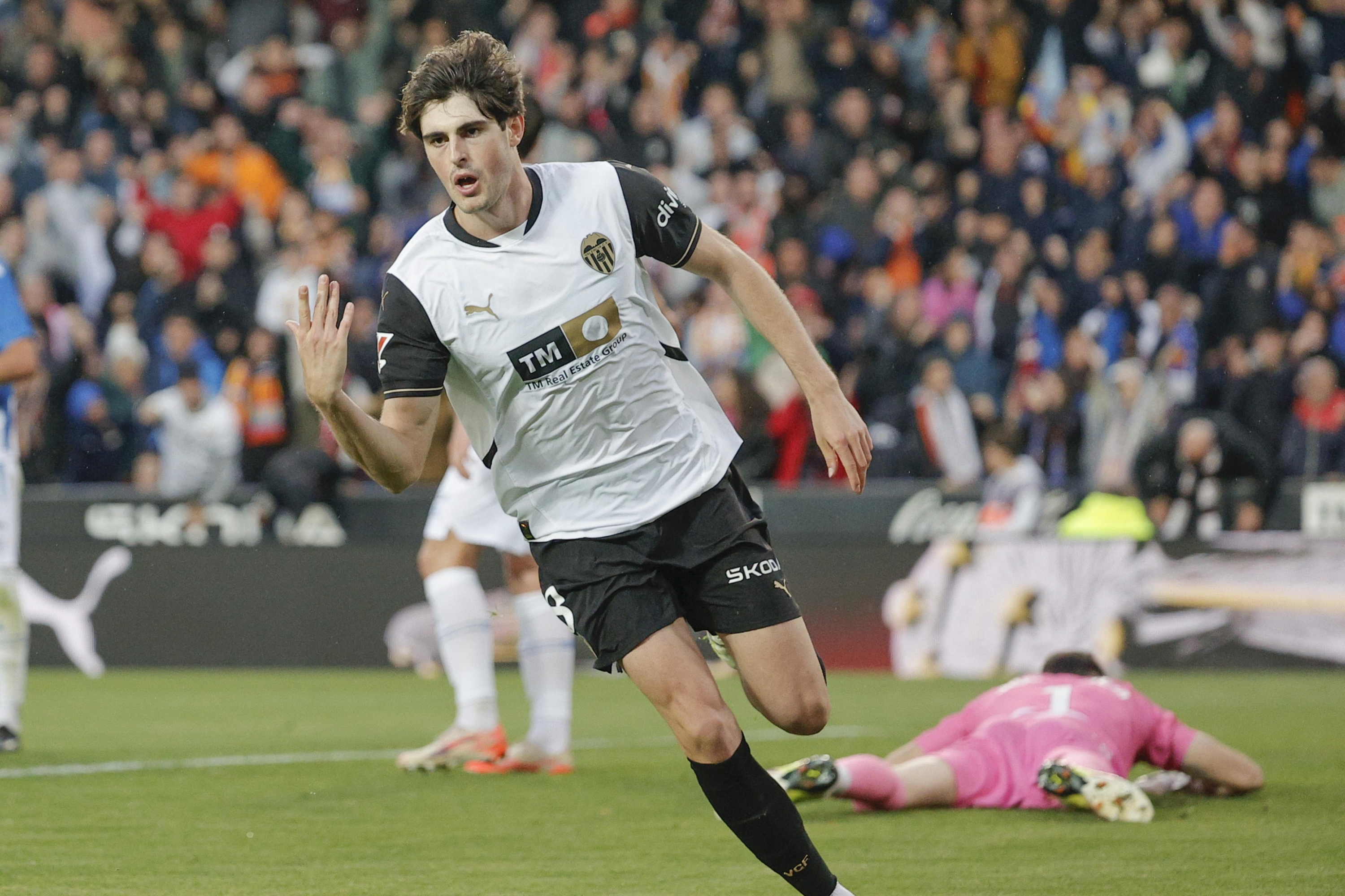 EPA12047411 Valencia's Javi War Celebrates After Scoring The 1-1 Goal During the Spanish Laliga Soccer Match Bethaeen Valencia CF and RCD Espanyol, in Valencia, Spain, 22 April 2025. Epa/Manuel Bruque