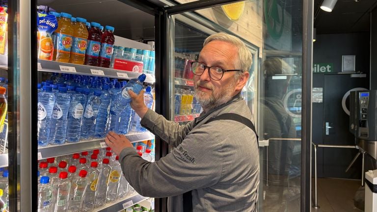 Sitemanager Jos van Gulick has to top up water again (photo :: Omroep Brabant).