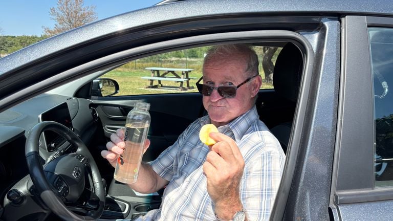 Bert Oomen with his drinking bottle and piece of apple (photo: Omroep Brabant).