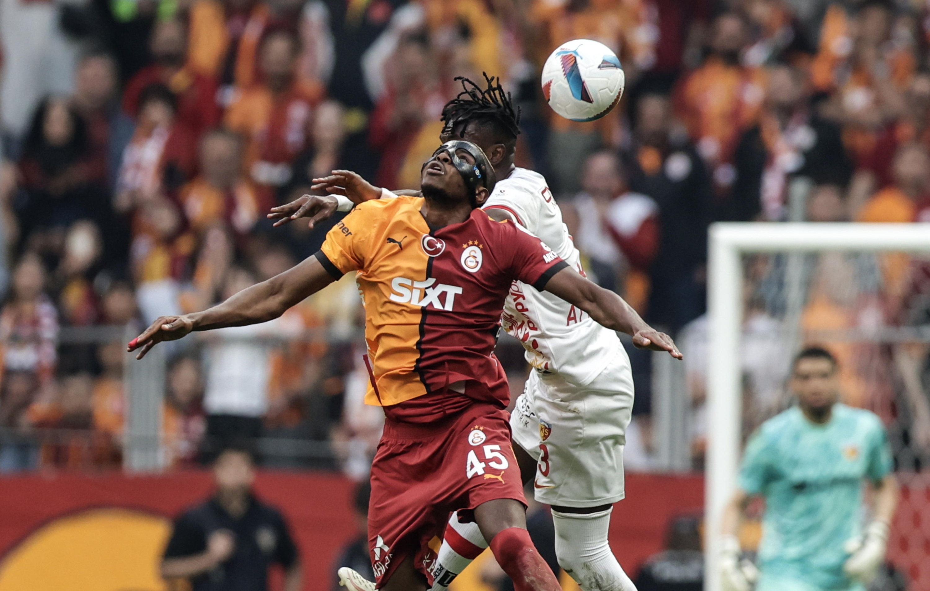 EPA12113999 Victor Osimhen (L) of Galatasaray in AGAINST Joseph Attramah (R) of Kayserisport During The Turkish Super Lig Match Bethaeen Galatasaray and Kayserisport in Istanbul, Turkey, 18 May 2025. EPA/Erdem Sahin