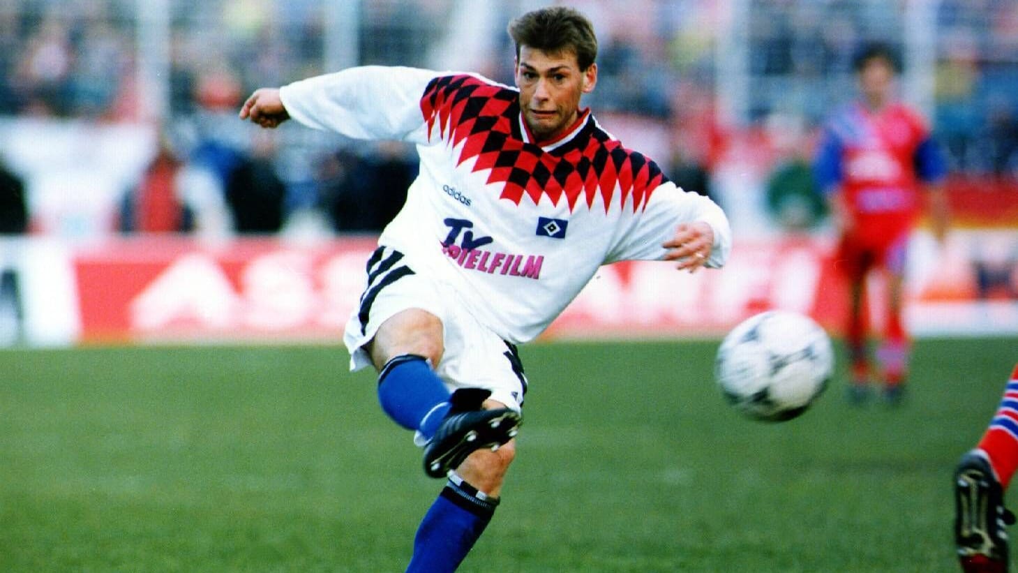 Harald Spörl pulls off (archive picture): In this jersey with a zack pattern, the HSV 1995 13. In the 1st Bundesliga.