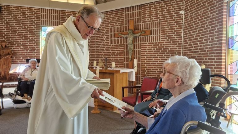 A special celebration in the chapel for Sister Egberta (photo: Tom Berkers).
