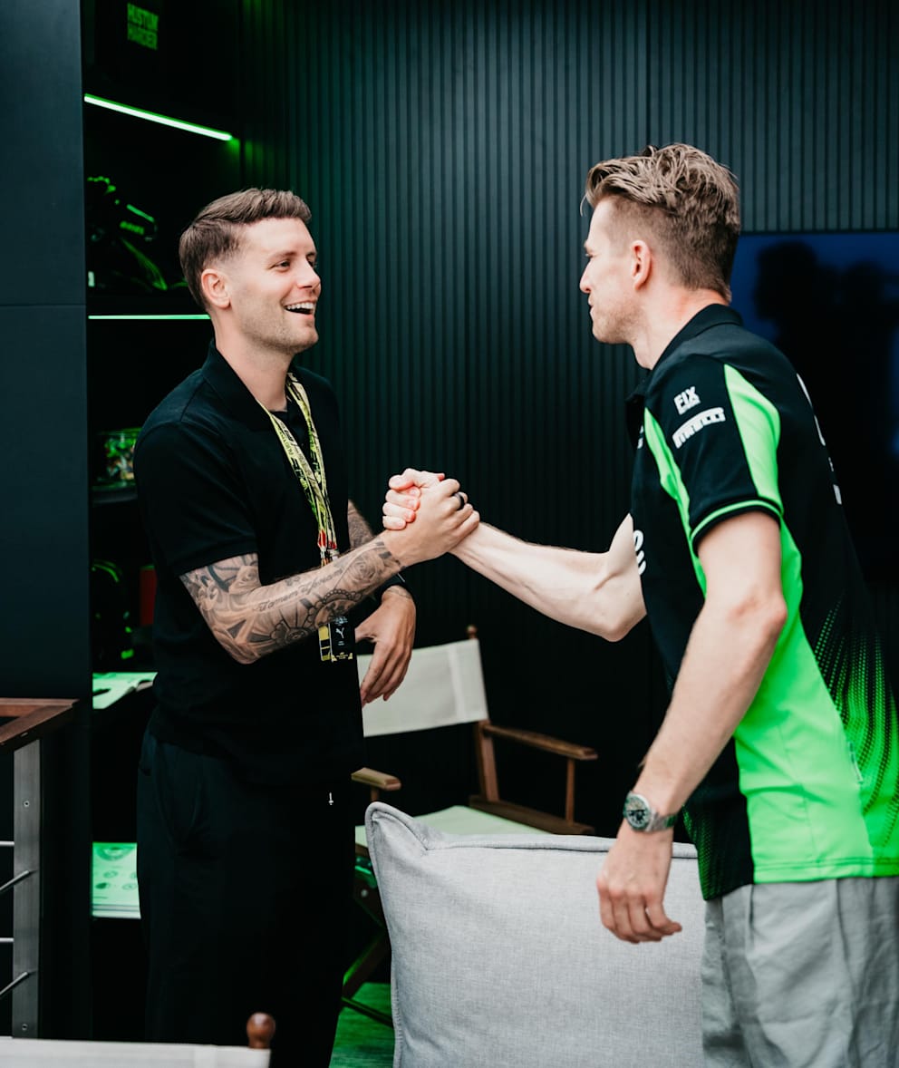 Hülkenberg begrüßt Premier-League-Trainer Hürzeler (Brighton & Hove Albion) zum Meet & Greet