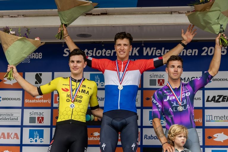 Danny van Poppel, in the middle (photo: ANP).