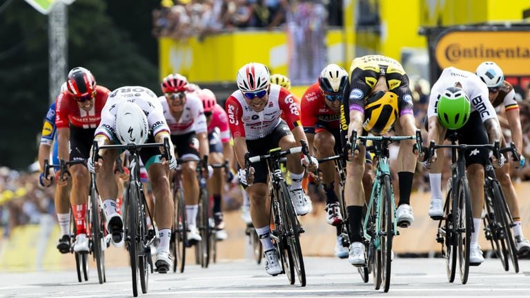 Mike Teunissen (yellow-black) remained in the sprint Peter Sagan and Caleb Ewen for (photo: VI Images).