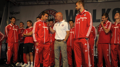 July 2013: Bayern Stadium spokesman Stephan Lehmann (in white) introduces the newcomers Mario Götze (front left) and Jan Kirchhoff (front right) to the Munich fans