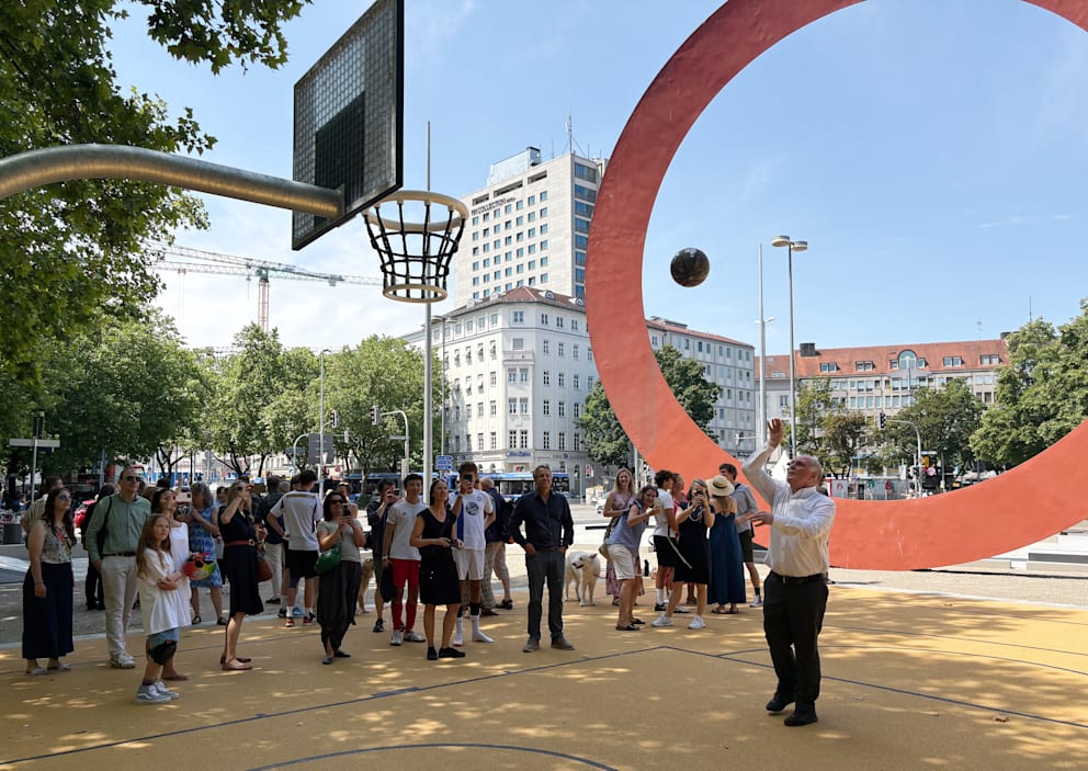 Am Ende der Einweihung schnappte sich Uli Hoeneß noch einen Basketball und traf auf dem neuen Streetball-Court
