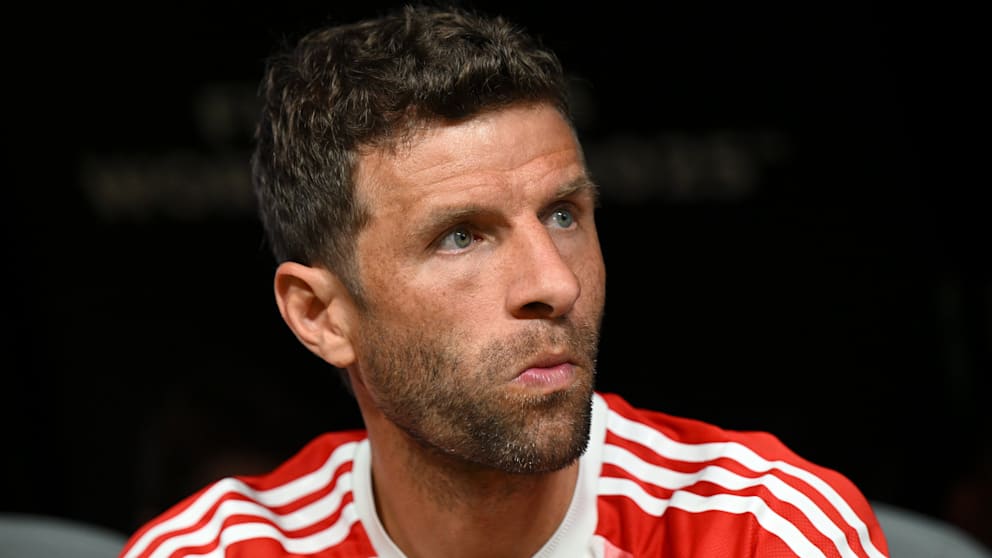 Saß 80 Minuten auf der Bank: Thomas Müller (35). Durch die Pleite endet seine Bayern-Zeit