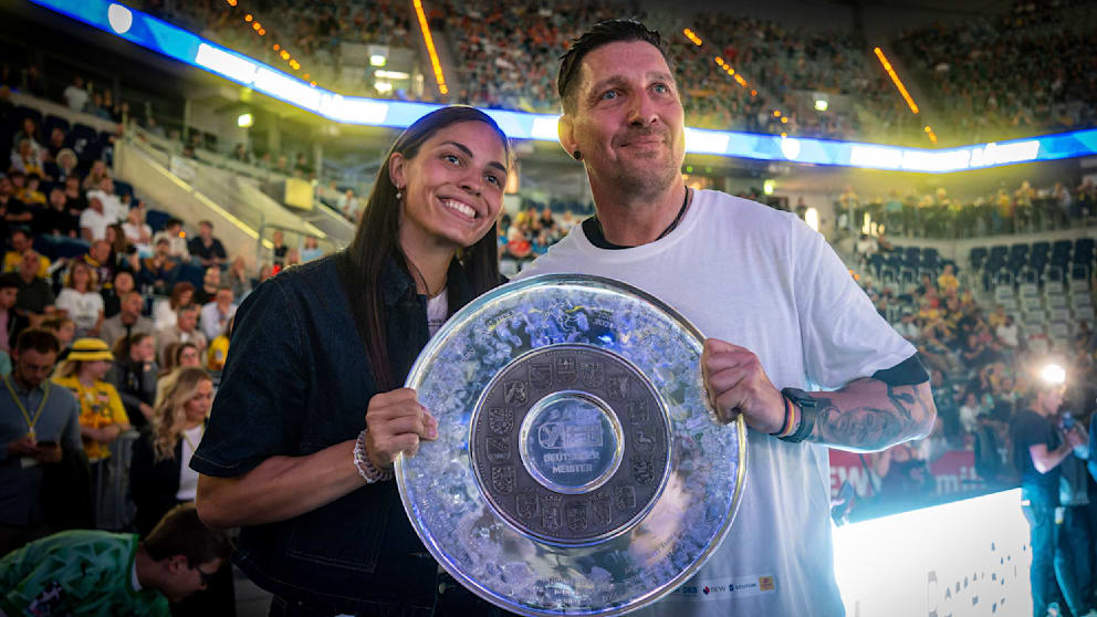 Lucie mit Stefan Kretzschmar (52)und der Meisterschale, die der Papain der abgelaufenen Saison alsSport-Vorstand der Füchse gewann