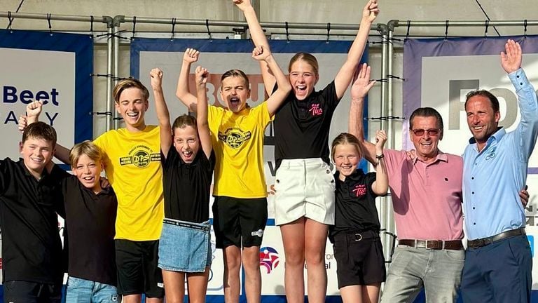 Fun is paramount in the youth round of the youth of Tonny Testers, on the far right in the picture (photo: Stichting Nationale Jeugronde).