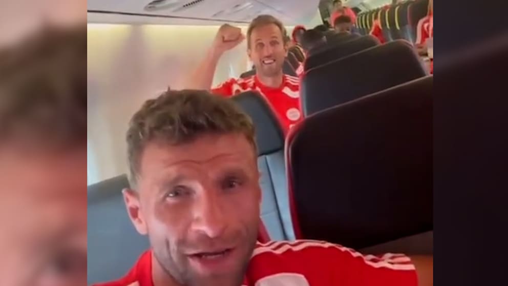 Thomas Müller motiviert Harry Kane und Goretzka im Flugzeug