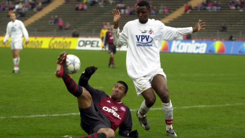 Sicone 2002 in a duel with Giovane Élber