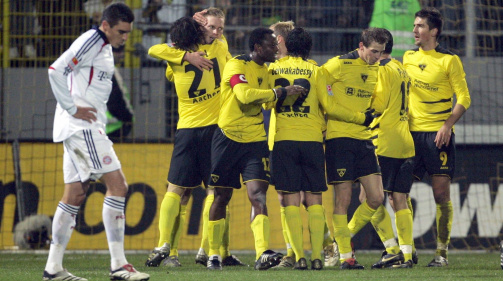 The eleven of Alemannia Aachen cheered a goal in the 2006 DFB Cup against FC Bayern