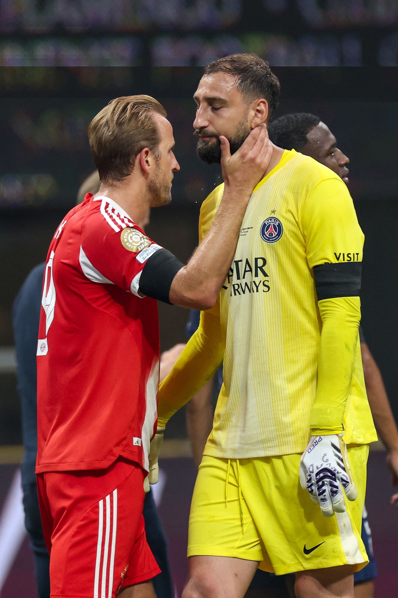 Atlanta, Georgia-July 05: Harry Kane #9 of FC Bayern Munchen Consoles Gianluigi Donnarumma #1 of Paris Saint-Germain After Donarumma Collided with Jamal Musiala #42 of FC Bayern Munchen (Not Pictured) During the Fifa Club World Cup 2025 Quarter-Final Match Bethaeen Paris Saint-Germain and FC Bayern München at Mercedes-Benz Stadium On July 05, 2025 in Atlanta, Georgia. Kevin C. Cox / Getty Images / AFP (Photo by Kevin C. Cox / Getty Images North America / Getty Images Via AFP)
