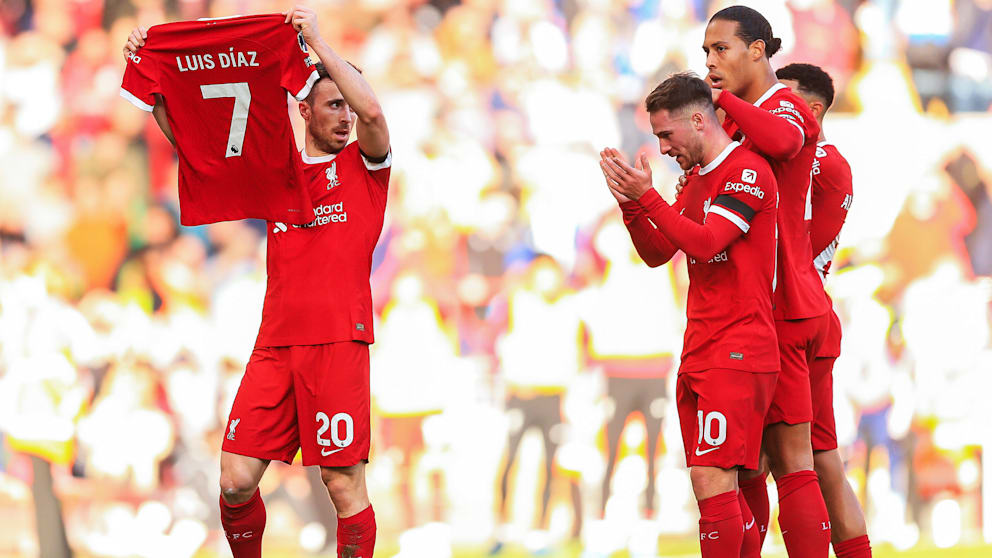 Jota hielt beim Spiel gegen Nottingham Forest (3:0) ein Trikot von Diaz hoch. Seine Liverpool-Kollegen Alexis Mac Allister und Virgil van Dijk Liverpool schauen andächtig zu