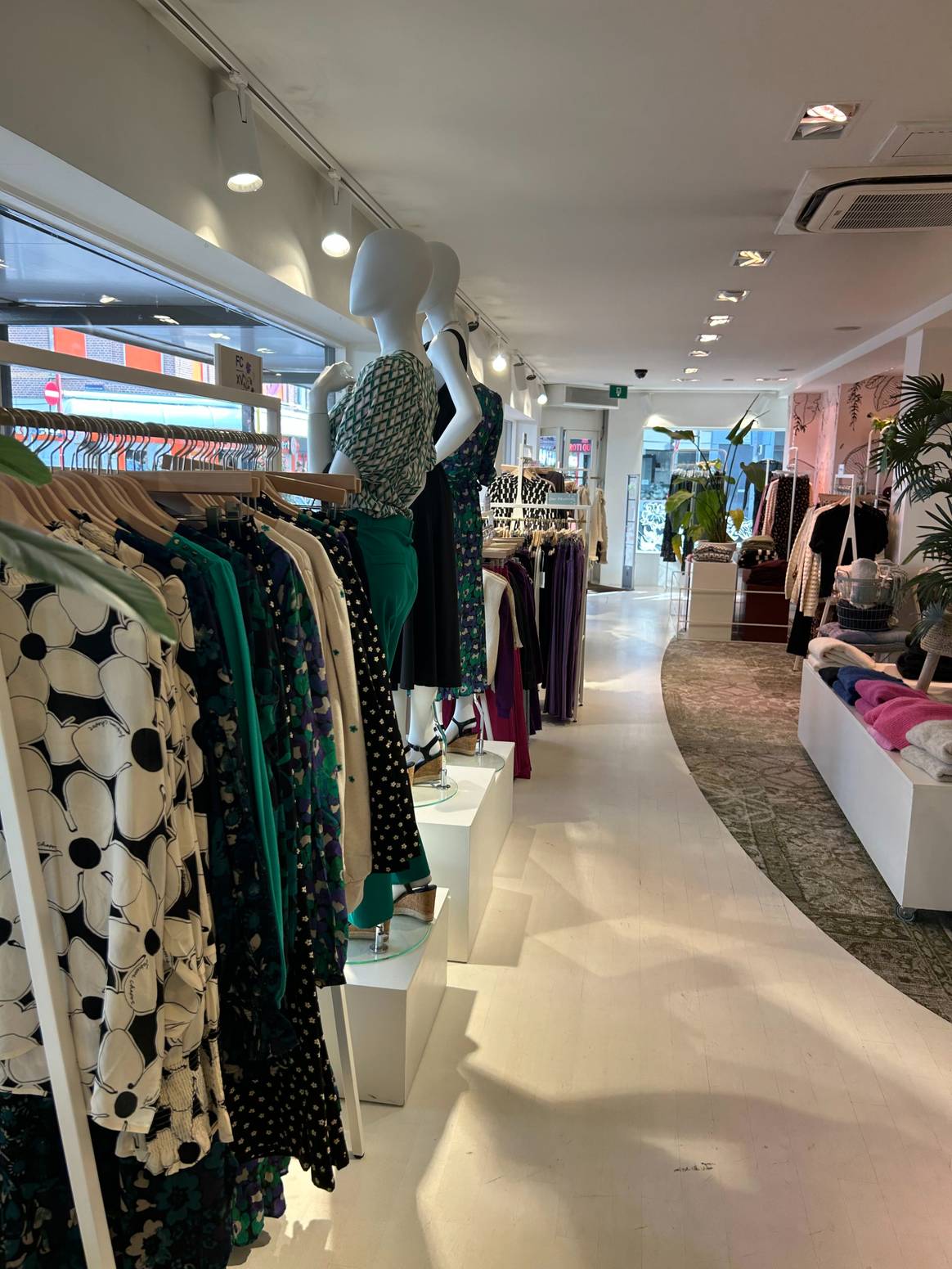 In 2019, Holzhaus expanded the business with the corner building, a golden move that brought additional space, shop windows and visibility.
