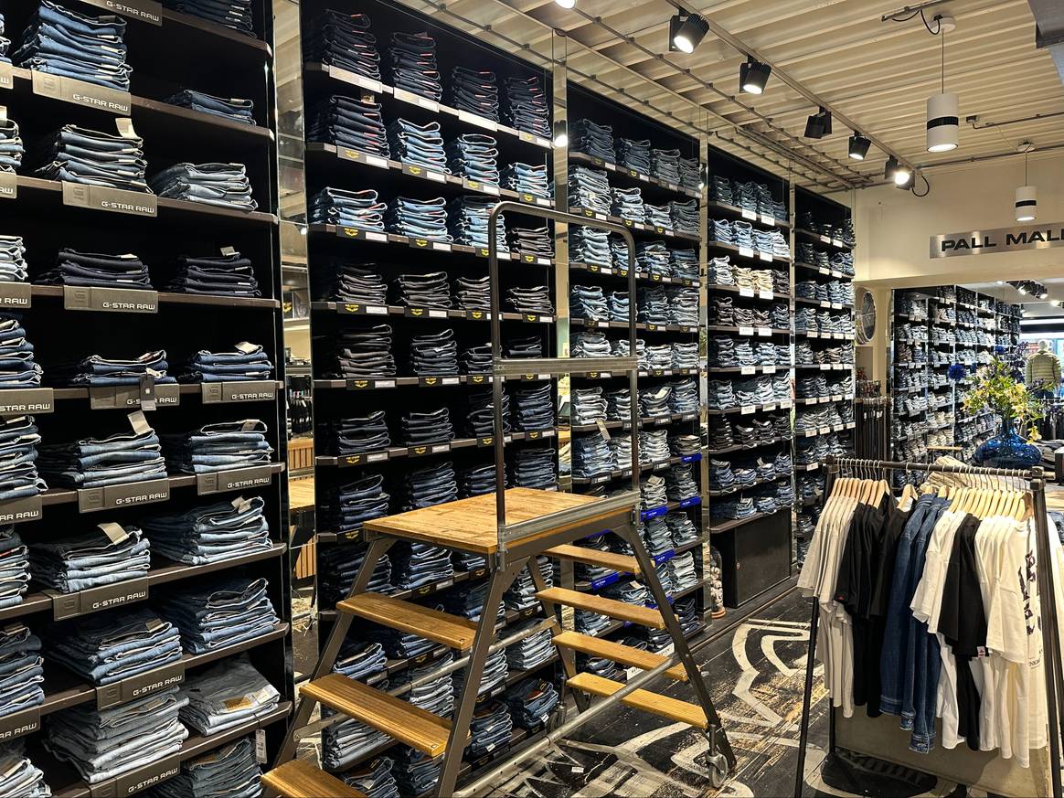 From Skinny to Wide Leg: The meter -long jean wall with a mobile ladder is the great strength of wooden house and offers the right fit for every customer.