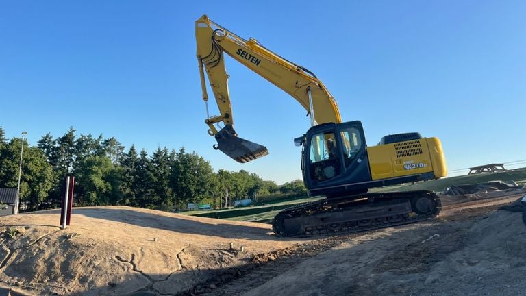 Crane work on the slopes (photo: De Schans).