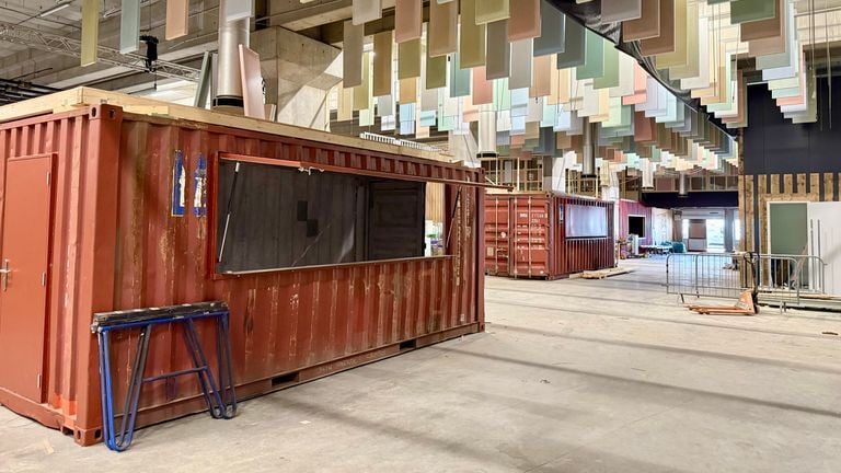 Containers are furnished as a bar (photo: Erik Peeters)