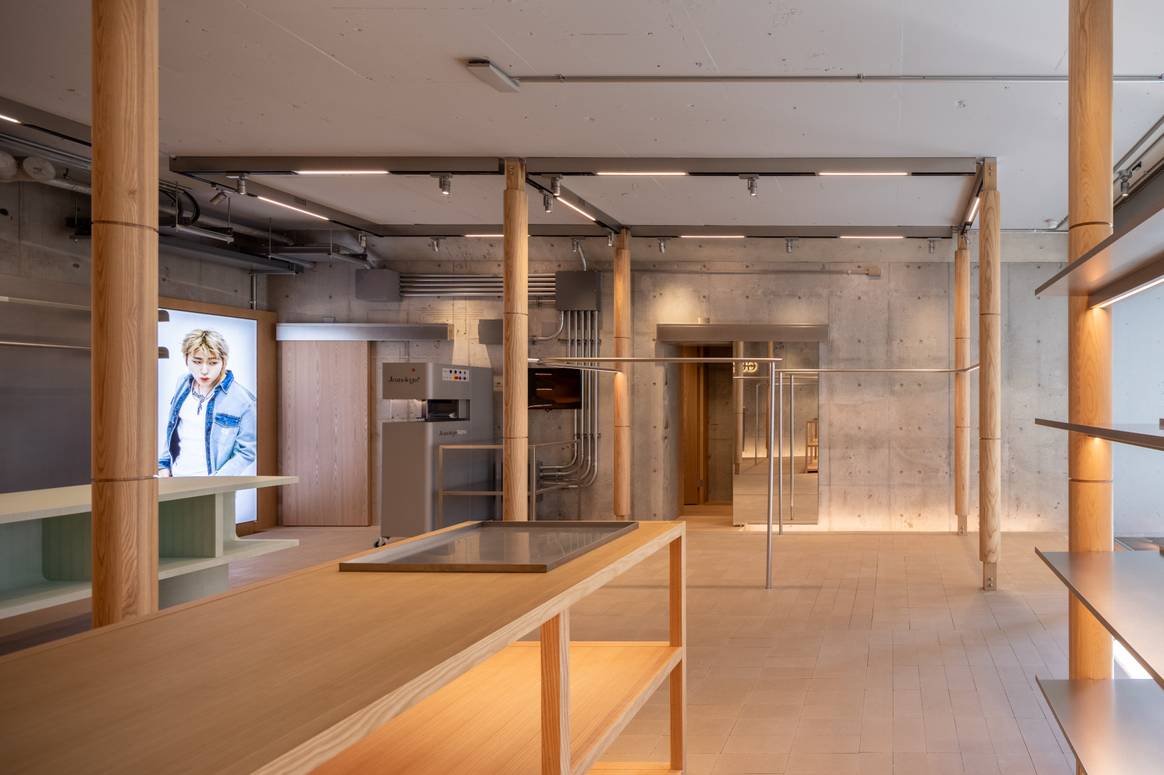 Guess Jeans opens the first flagship store in Asia in Tokyo.