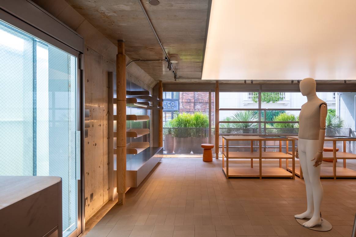 Guess Jeans opens the first flagship store in Asia in Tokyo.