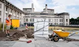 Still packed and revealed on Friday: the 'place marking' for a Srebrenica monument on Churchillplein in The Hague. In the background the building of the former Yugoslaviëtribunal. 