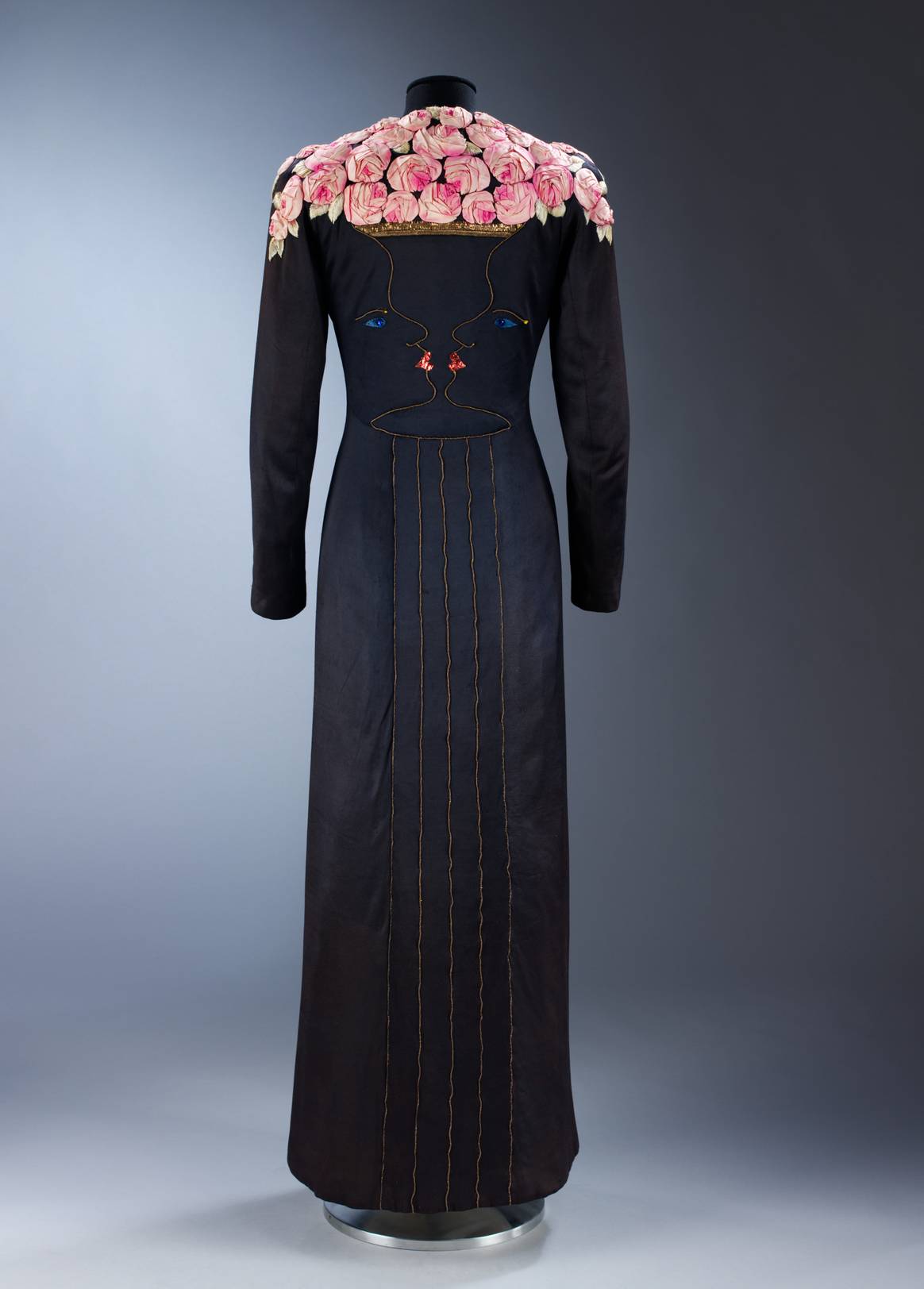 Ankle -long coat made of black Seidenjersey with facial profiles that form a rose -filled vase, Elsa Schiaparelli, Jean Cocteau and Lesage, London, 1937